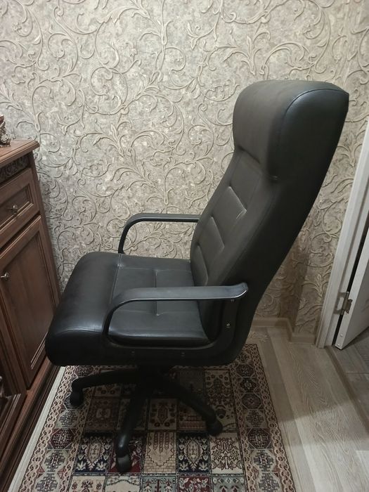Кресло офисное  в отличном состоянии
