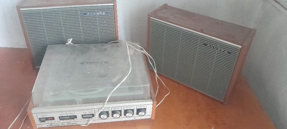 Проигрыватель   с колонками  !