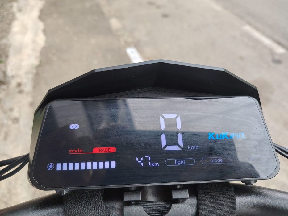 Vând  trotinetă electrică kukirin G2 2024 costum