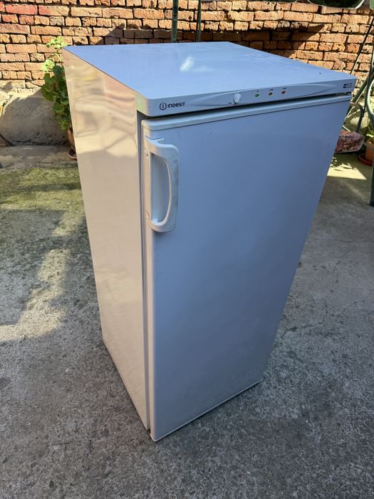 Вертикален Фризер Indesit