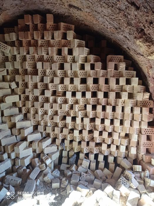 Teshik va butun gisht bor