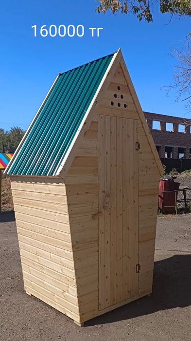 Деревянный уличный туалет.