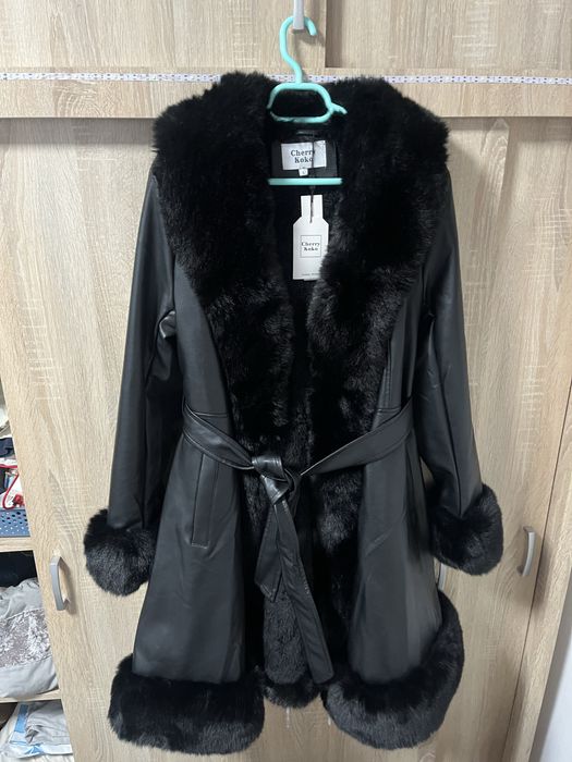 Vand haina noua de blana culoarea negru