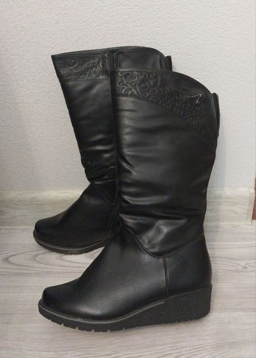 Продаются женские сапоги