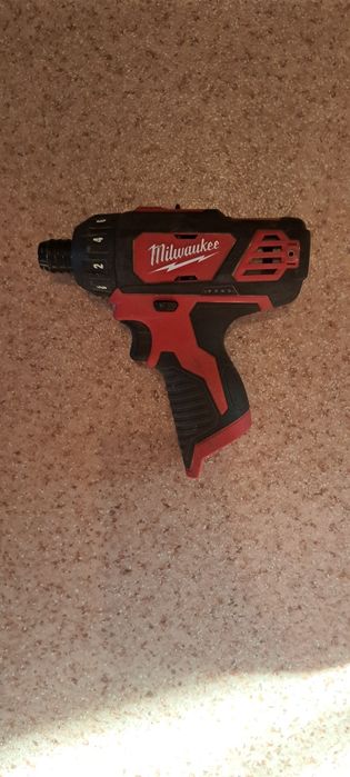 Milwaukee шуруповерт, чемоданы,  пылесос