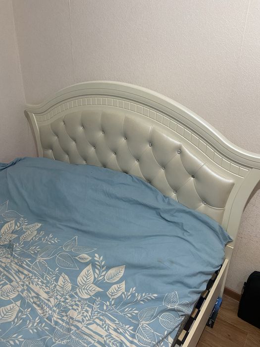 Продам двуспальный кровать и еще шкаф есть