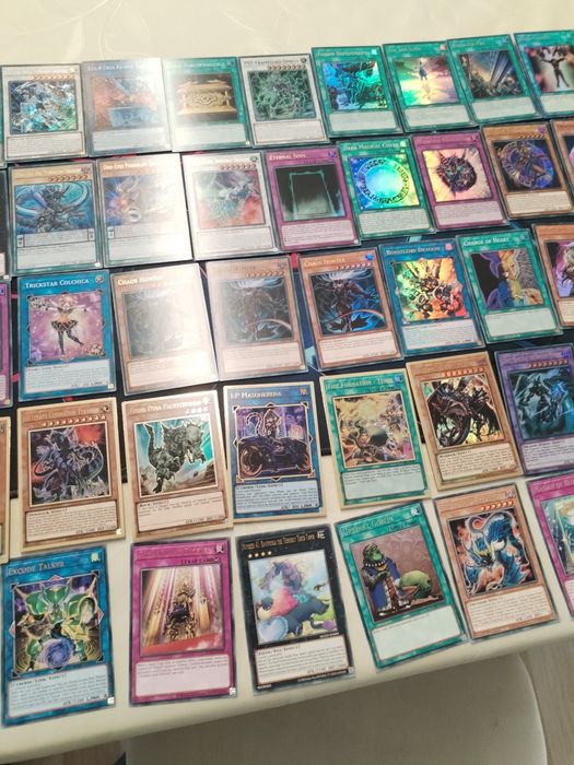 Se vinde cărți de joc Yu Gi Oh