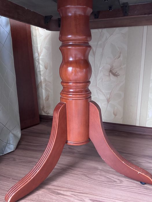 Стол для гостинной