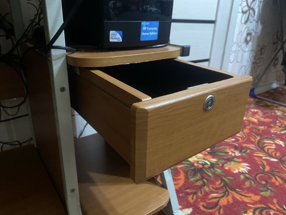 Продам стол вместе с компьютером!