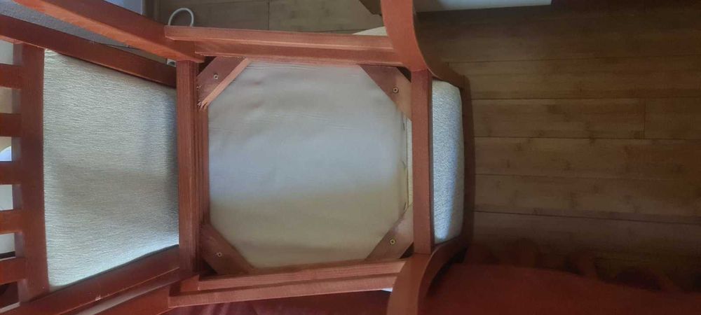 Продавам 4 броя масивни букови стола