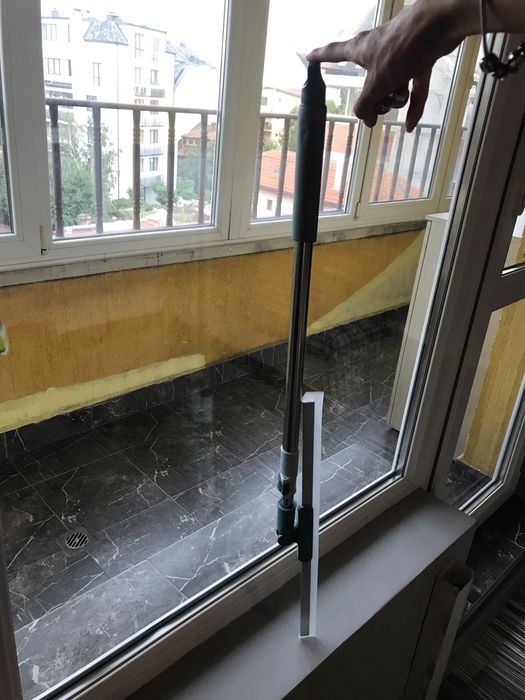 Метла с разтегателна силиконова шпатула и уред за почистване на стъкла