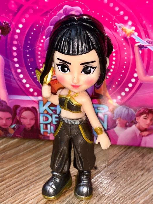 Figurina in cutie - Kpop Demon Hunters Zoey costum auriu 10 cm