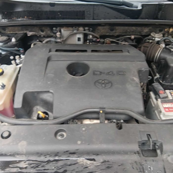 Продавам тойота rav4