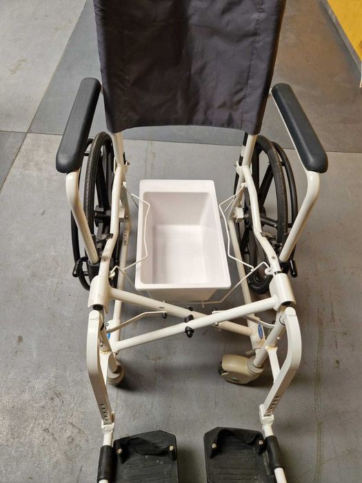 Vând scaun cu rotile pliabil