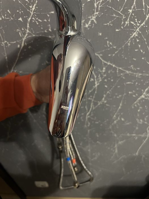 Кухненски смесител Roca с изтеглящ се шлаух.