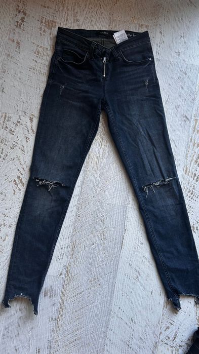 Дънки на марката GUESS slim fit