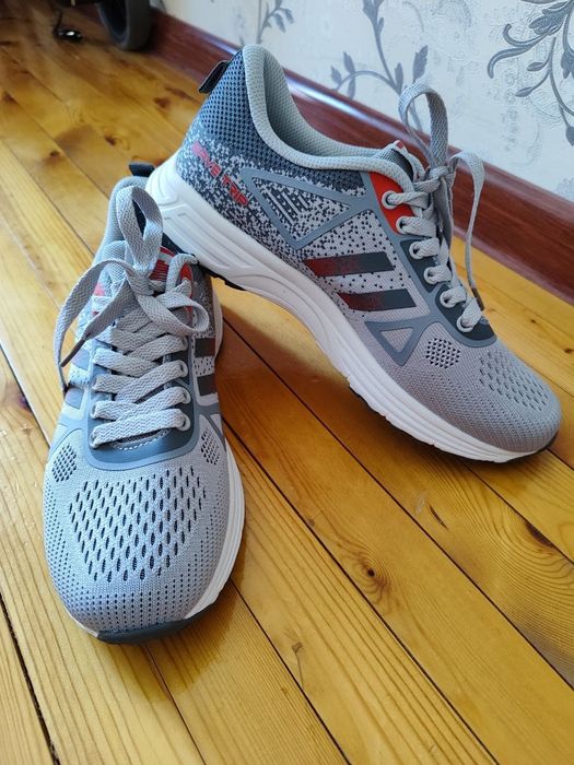 Кроссовки дышащие