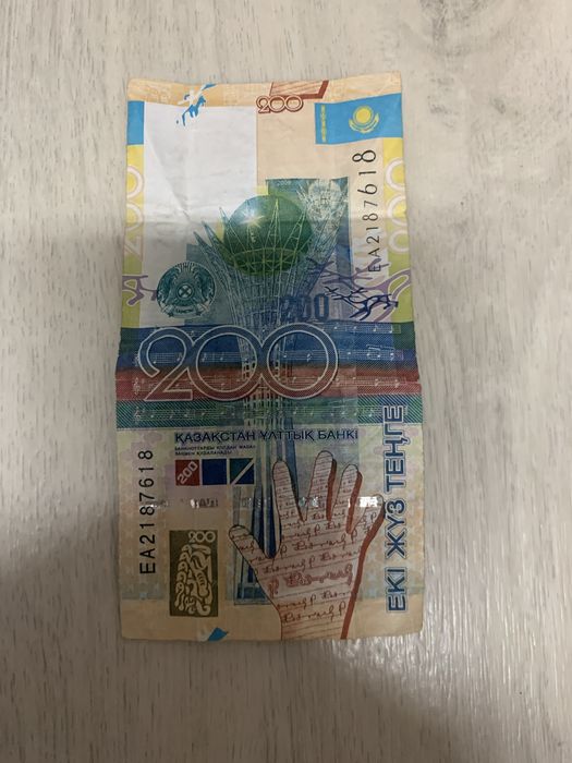 Купюра 200 тенге
