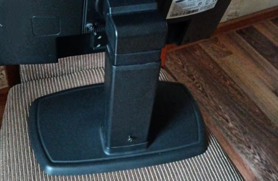 Рабочий монитор samsung 920vn на спец подставке.