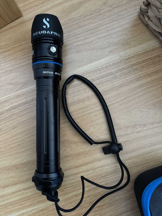 Lanternă scufundări Scubapro Nova 850 – 850 lumeni + husă originală