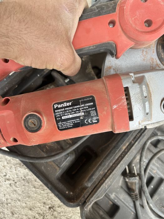 Masina de frezat caneluri