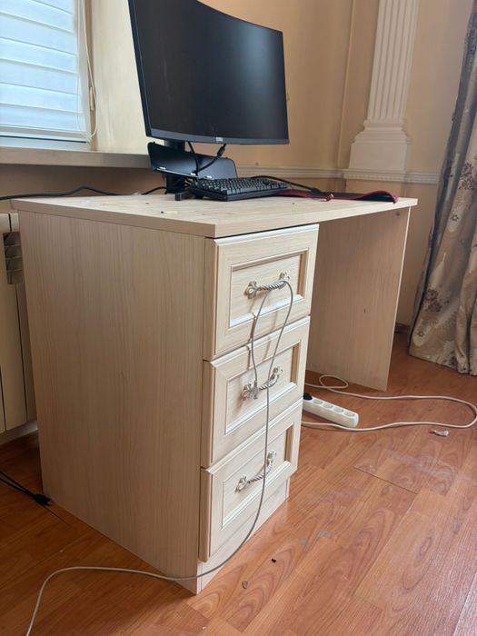 Стол из белого дерева