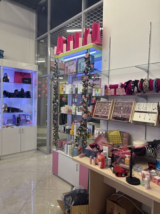 Стеллажи витрины