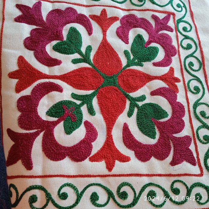 Popur liboslar yostiqlar sotiladi