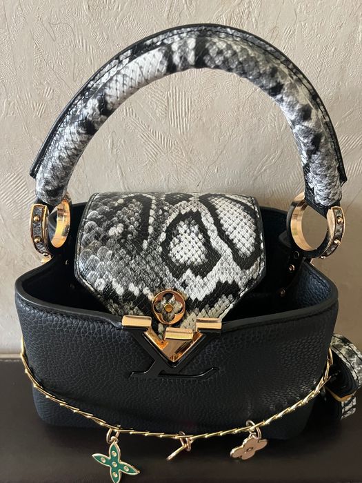 Дамска чанта в черно със змийски принт