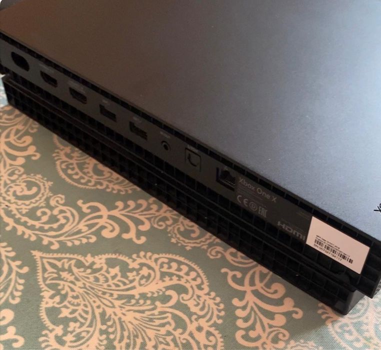 Срочно продаю XBOX one X 1TB