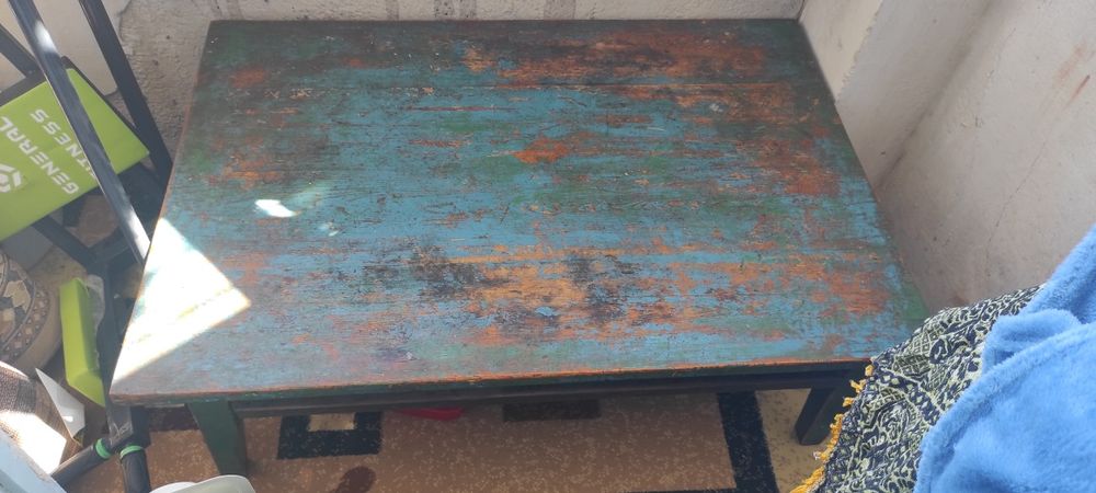 Продается стол, низкий.