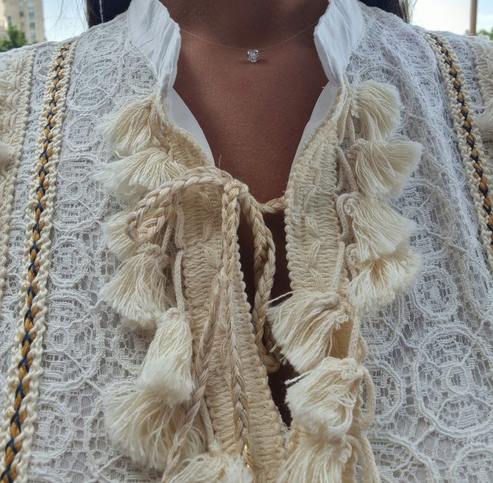 Колиета с Цирконий върху корда