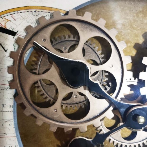 Уникална масичка-часовник