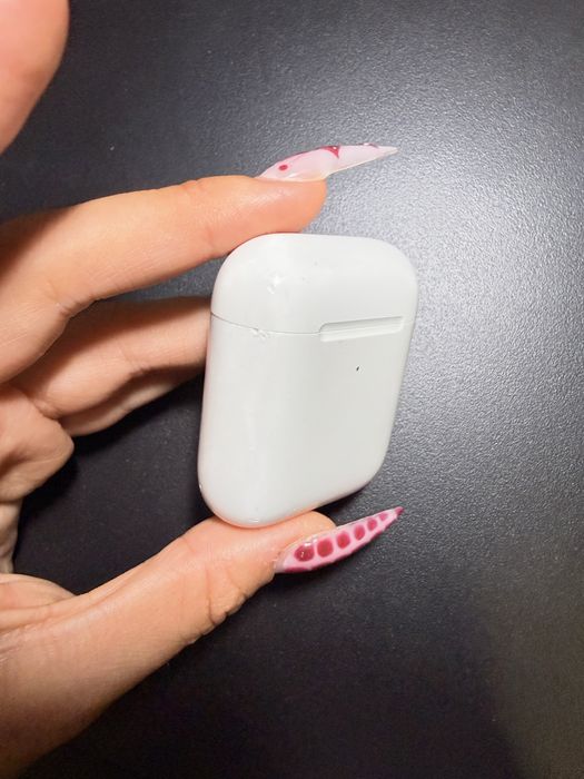 Airpods 2 fara o casca