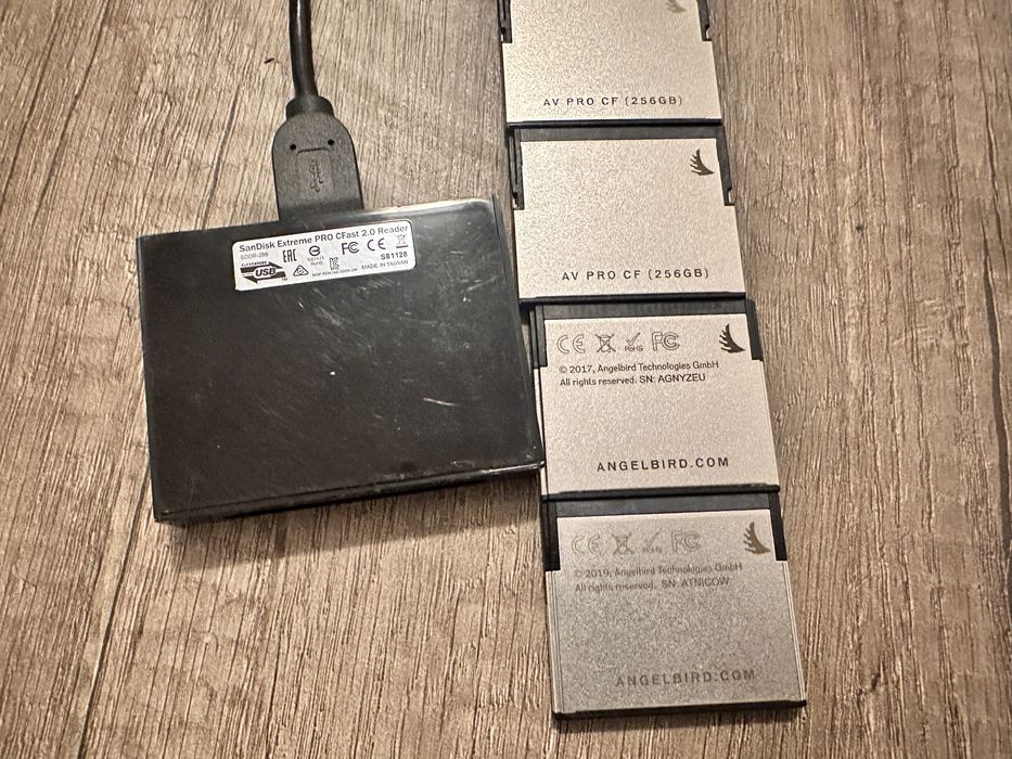 Carduri CFast + cititor de carduri SanDisk