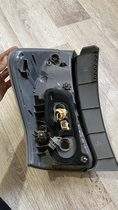 Тоиота, задний фара,250мыңнан алдым 1шт,100ге берып жберемын