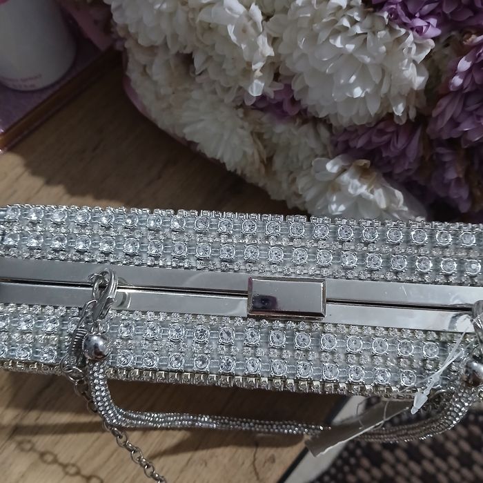 Ayollar sumkasi Holati yangi Narxi 140 ming