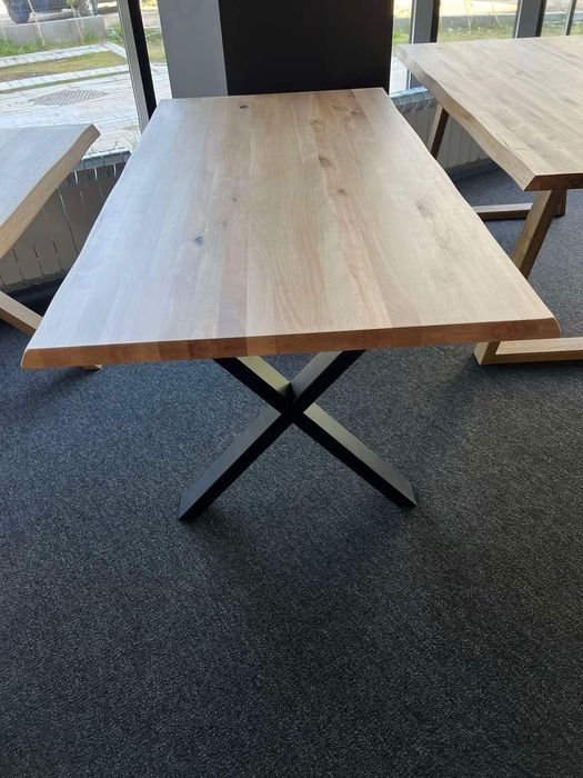 Трапезна маса от дъбов масив с метални прахово боядисани крака