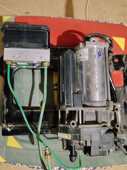 Компрессор пневмоподвески Chevrolet Tahoe/Yukon/Escalade WABCO 443020