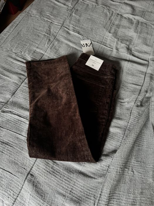 Джинсы Zara с этикеткой