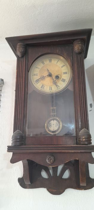 Старинен стенен механичен работещ часовник