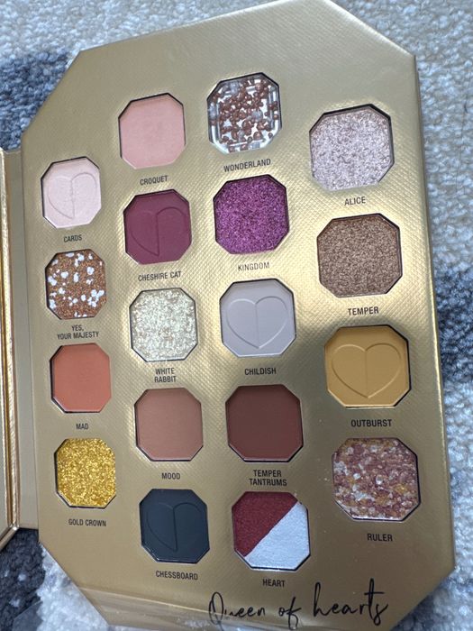 Eyeshadow palette catrice queen of hearty