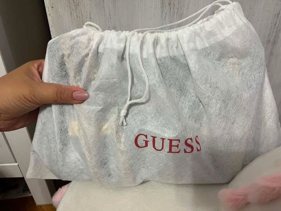 Дамска чанта GUESS