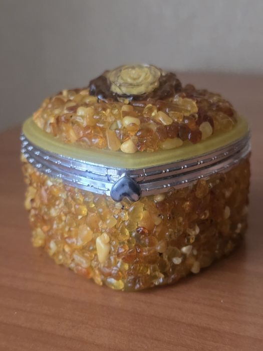 Продается шкатулка  янтарная.