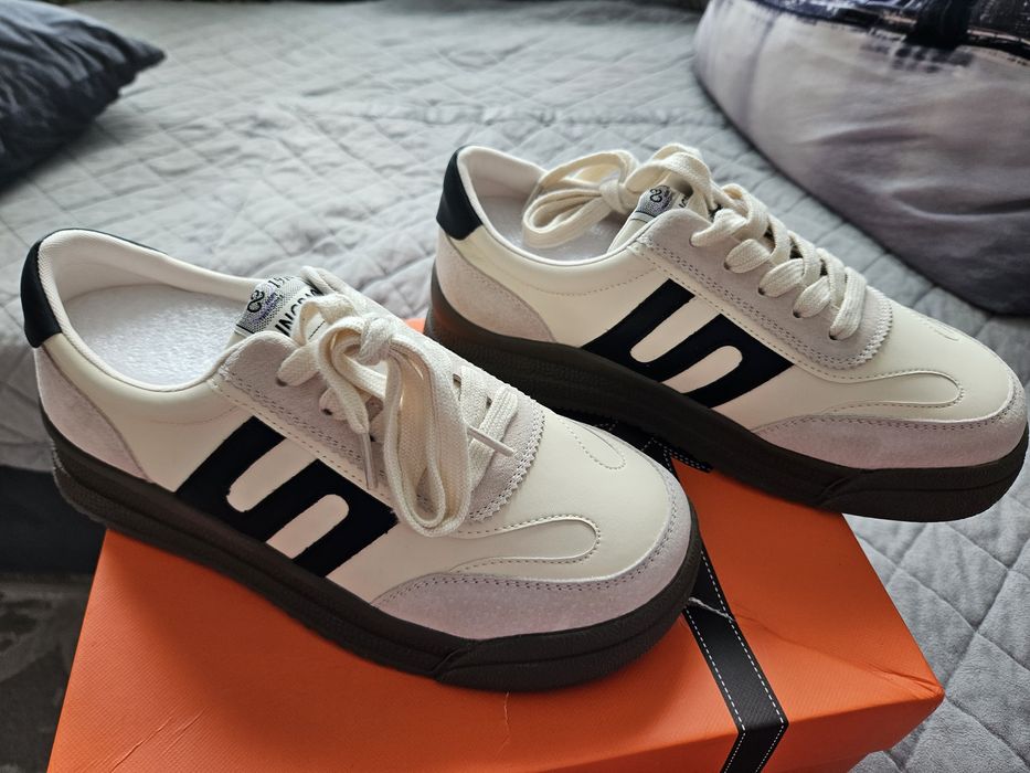 Продам кроссовки новые