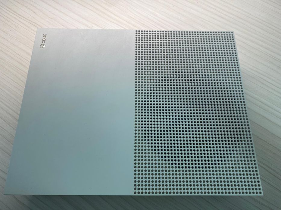 Xbox ONE S 1TB + o maneta
Minecraft