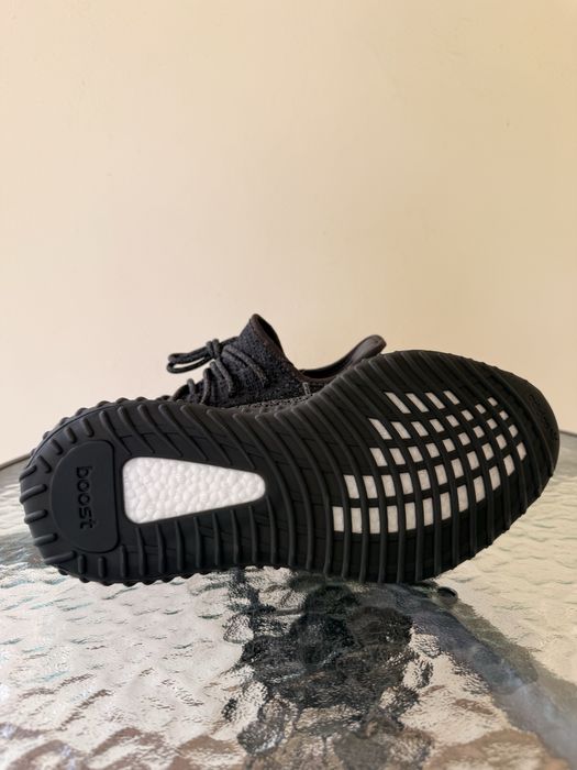 Yeezy 350 noi cu etichete