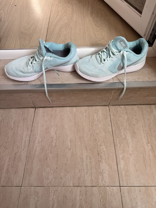 Маратонки в много добро съттояниесъстояние