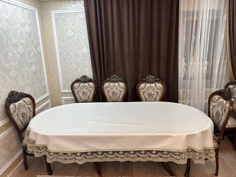 Деревянный стол и стулья в комплекте