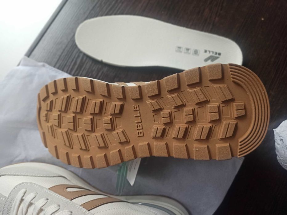 Продам женские кроссовки